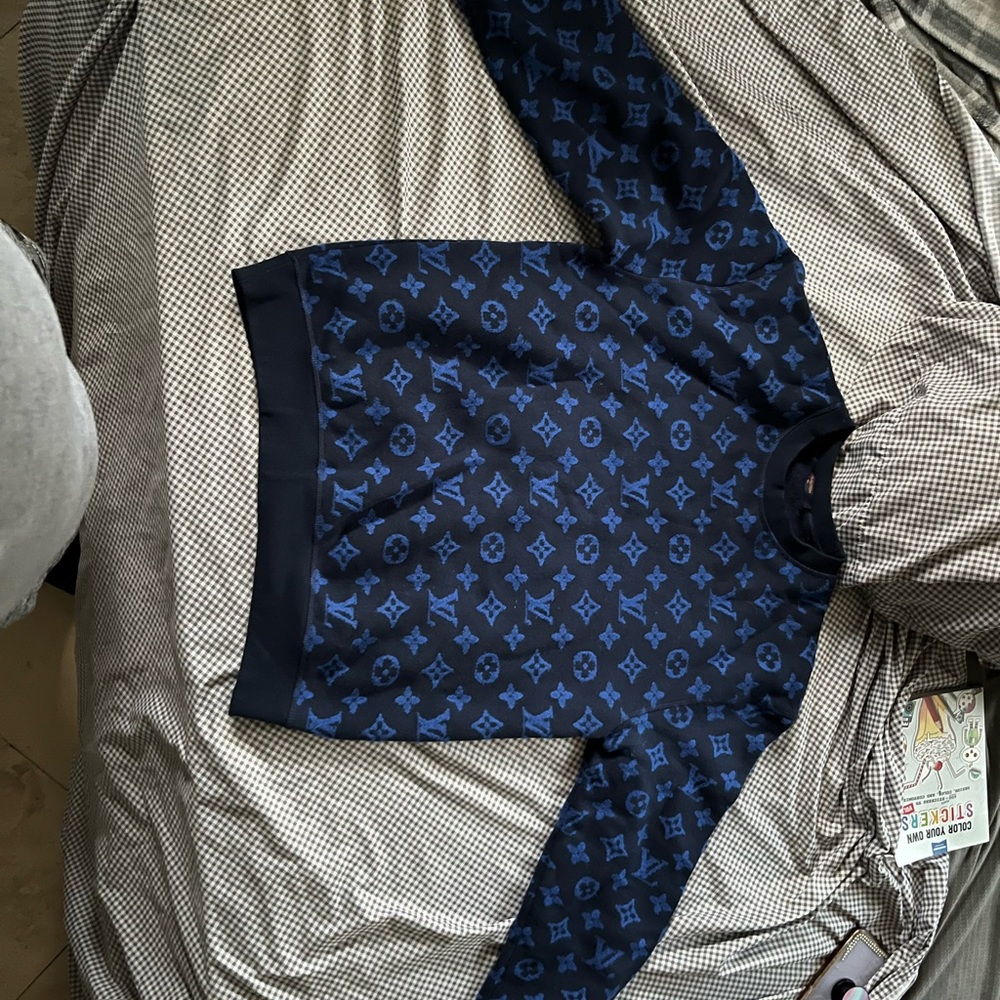 Selling a medium sized Louis Vuitton sweater worn once